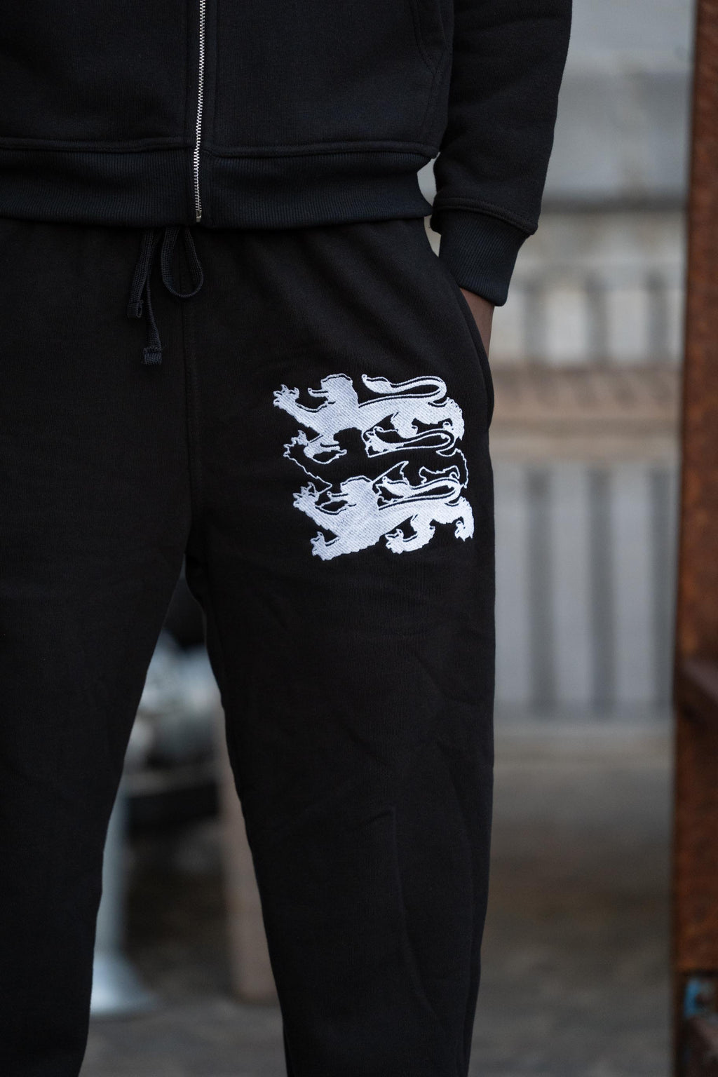 KEEP IT CLEAN "FEARED LION" SWEATPANTS BLACK
