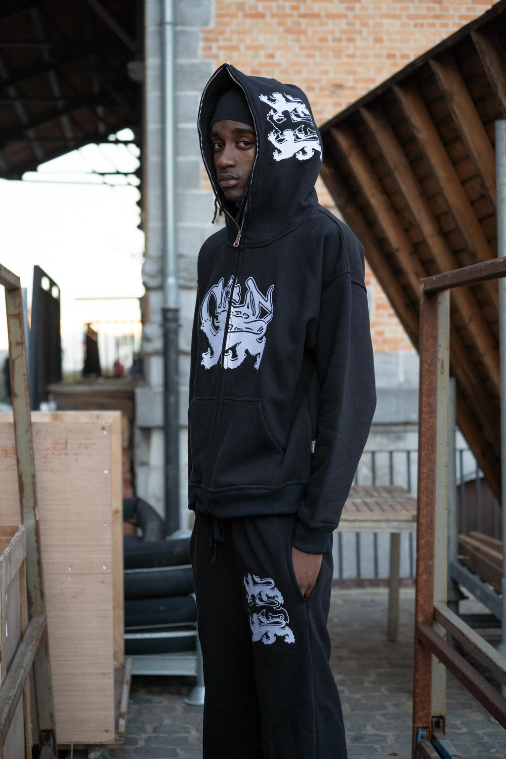 KEEP IT CLEAN "FEARED LION" TRAKSUIT BLACK